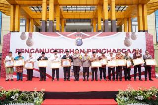 Irjen Pol Moh Iqbal Beri Penghargaan Kepada Sejumlah Tokoh Terbaik di Riau